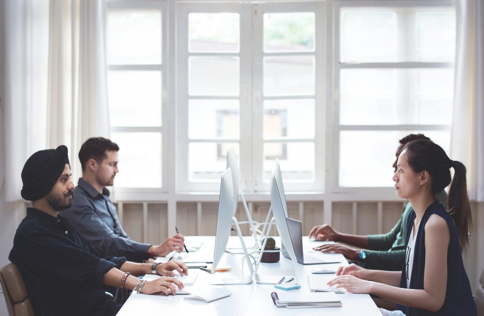 Session de formation en finances d'entreprise avec participants engagés