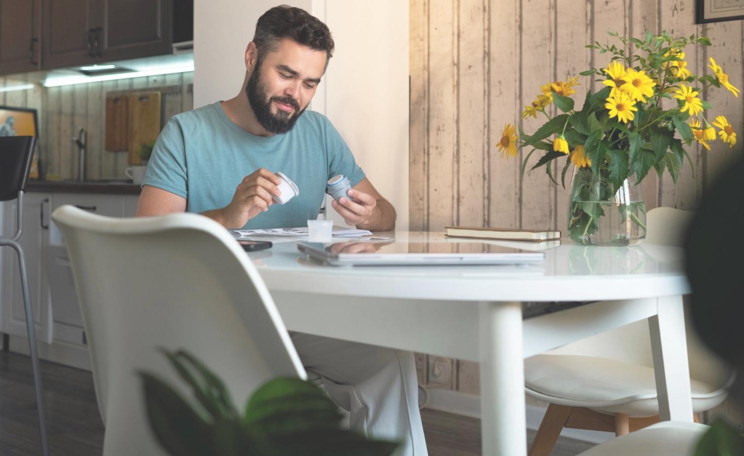 Salle de formation avec participants travaillant sur des études de cas financiers